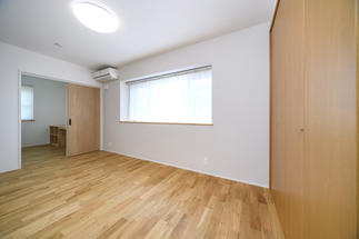 広々とした寝室