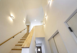 吹き抜けのある階段スペース
