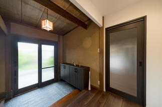 光を取り入れた玄関