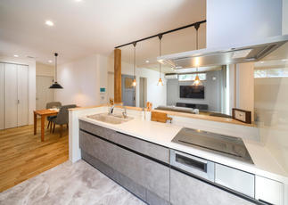 グレーで統一された対面キッチン