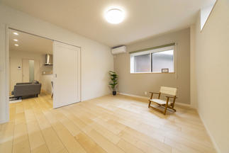 明るく風通しの良い1階寝室