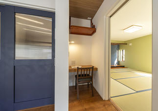 小さな書斎と神棚