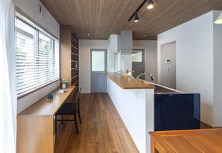 光を感じながら料理ができるキッチン