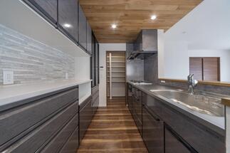 開放感と機能性を兼ね備えた、対面キッチン