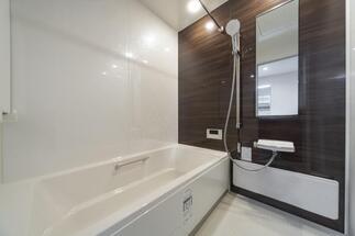 深みのあるブラウンが映える、くつろぎの浴室