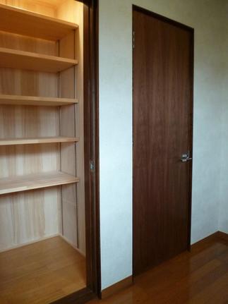 物入の内装も一新