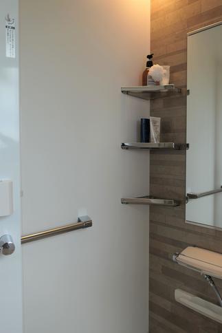 タオルバー兼用の手摺にして、将来的にも安心してお使いいただけるように