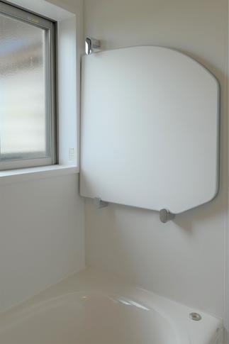 断熱フタを、フックを付けて浮かせることにより、使用後の水切れが良くなります