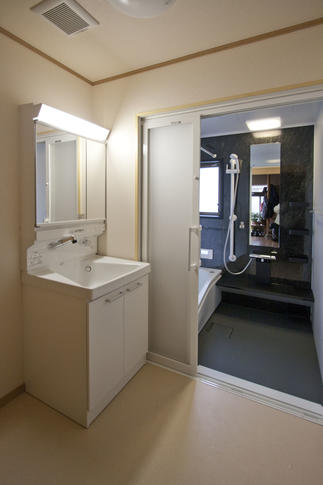 浴室入口は２連引き戸で大きな開口部なりました。床の段差もなくなり、出入りがとても楽になりました。