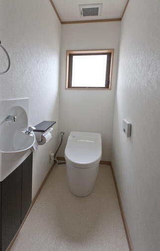 トイレは少し広く、少しあったかく、入口は段差なしになりました。色もモノクロームで色調を統一しました。ドライトイレになったので、臭いもしません。