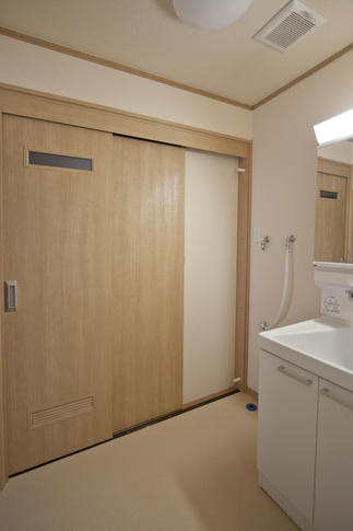 洗面脱衣室は、入口を２連引き戸にして大きな開口を取れるようにしました。これで、出入りがとても楽になりました。