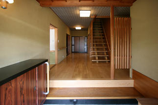 玄関ホールを段差解消、全室バリアフリーになりました。