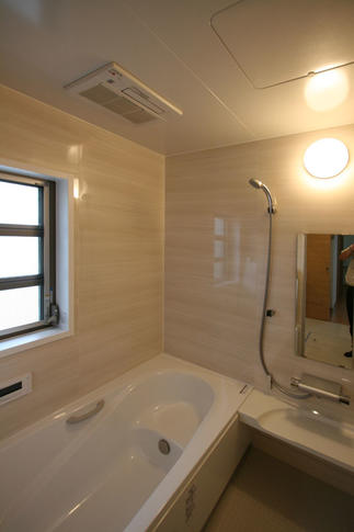 浴室暖房乾燥機付きの暖かい浴室。