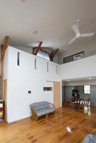 大きな吹抜けが特徴のリビング兼撮影スタジオです。