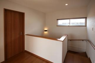 ２階階段室です。サンルームとつながっているので、とても明るく開放的です。