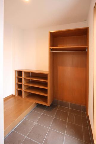 玄関クロークです。これで、玄関はスッキリと位置も片付いています。