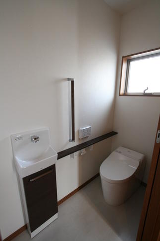 １階のトイレです。タンクレストイレと手洗が付いて清潔感のある快適なトイレになりました。