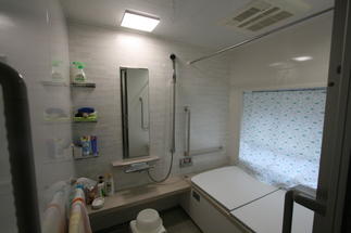 手摺もつけて段差なしのバリアフリーの安心浴室になりました