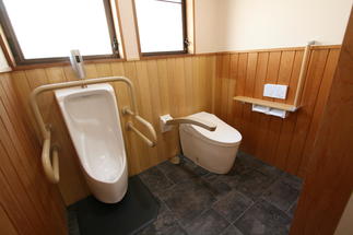 お掃除簡単！壁掛け小便器と手摺が付いて安心のトイレになりました。