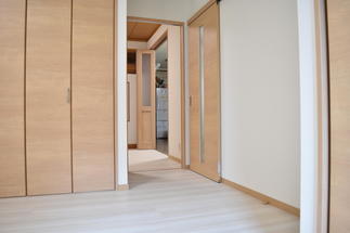 寝室から居間へ、居間から寝室へ