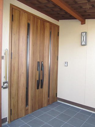 松本市Ｔ様邸　LIXIL玄関ドア　ジェスタ２　高級感あふれる大開口の両開きドア