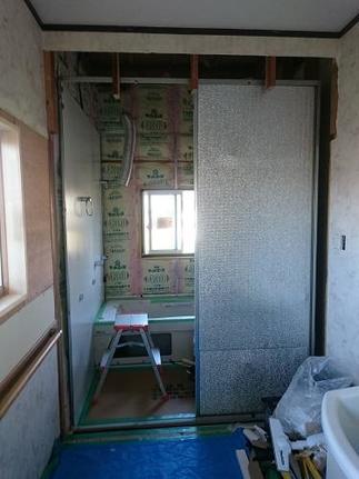 次は壁、天井、水栓の取付