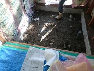 まずは既存の解体、床下の石の撤去