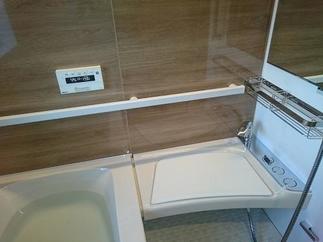 手摺り、カウンターも高齢者に優しいタイプに