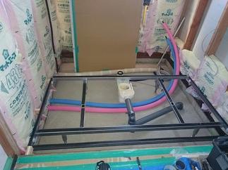 床下のコンクリート打ちと配管