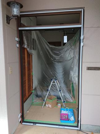 玄関ドア施工中