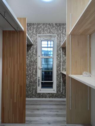 既存のウォークイン内部クロス貼替＆可動棚設置