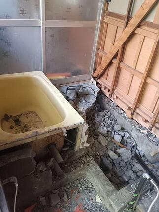 浴室の壁・床解体　既存浴槽撤去