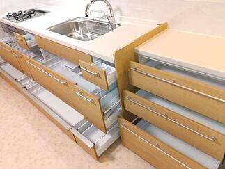 サイドにフロアキャビネット設置で収納力をアップ