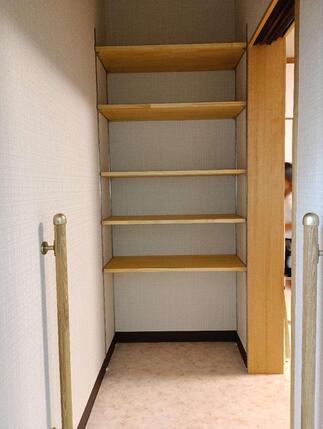 勝手口に可動棚を設置