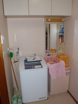 LIXIL　洗面化粧台　オフト　脱衣場壁紙張替え・床ＣＦ張替え