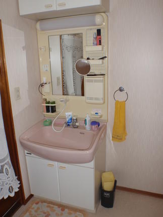 LIXIL　洗面化粧台　オフト　脱衣場壁紙張替え・床ＣＦ張替え