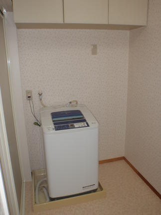 LIXIL　洗面化粧台　オフト　脱衣場壁紙張替え・床ＣＦ張替え