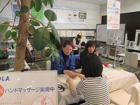 展示会写真　ハンドマッサージ.jpg