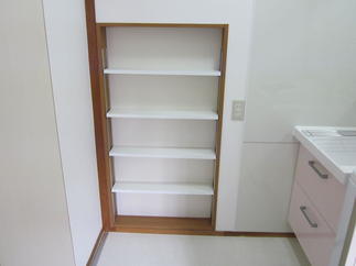 壁空間を利用した収納棚