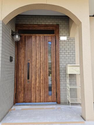 玄関ドア　AFTER