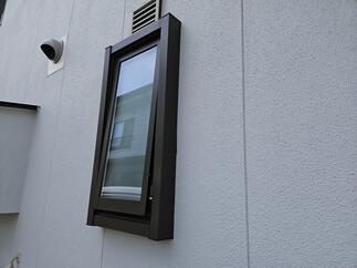脱衣室の窓を交換