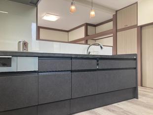【LDKリフォーム】南アルプス市　キッチンと居間を高級感のあるLIXILのキッチン（リシェルSI）を設置してシックなLDKにリノベーション
