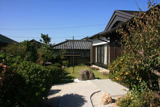 玄関へのアプローチ