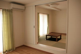 リビングから続く和室