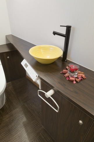 カウンター色との対比が美しい美濃焼きの手洗鉢