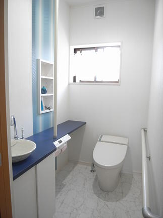 ブルーのアクセントが象徴的な白いトイレはご主人様お気に入りの快適空間