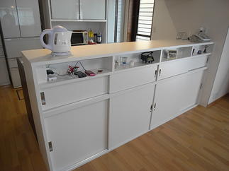 キッチンの対面カウンターは奥様が考え抜かれたオーダー収納家具