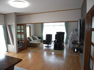 引き込みの間仕切り建具を開放すれば広々としたＬＤＫ