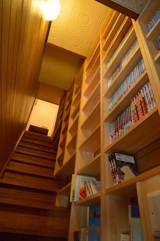 階段を利用した本棚