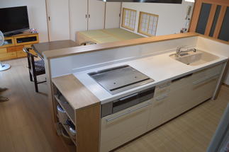 造作壁を用いたアイランド型のキッチン　